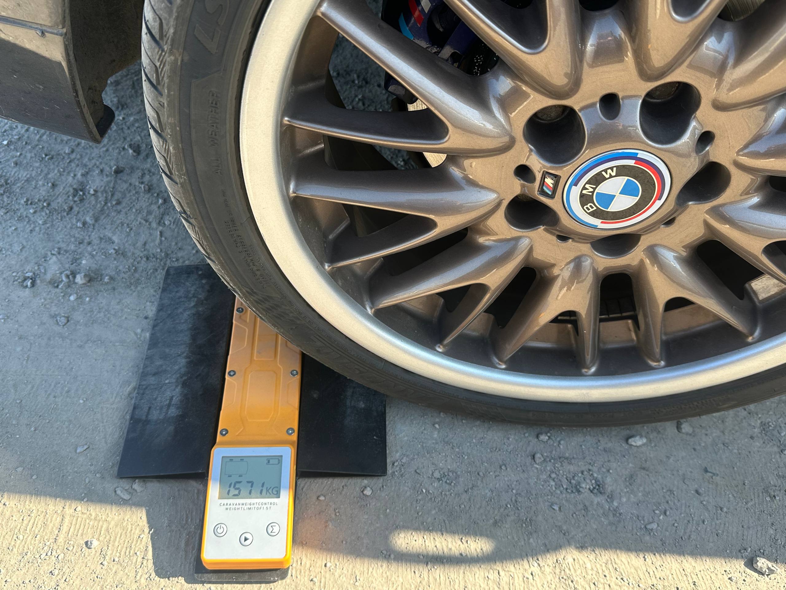 Взвешивание автомобиля перед замером мощности и разгона